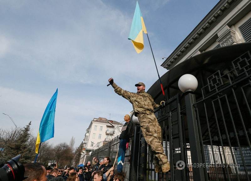 Посольство Росії в Києві закидали яйцями: фото і відеофакт
