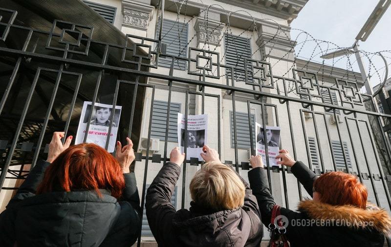 Посольство Росії в Києві закидали яйцями: фото і відеофакт