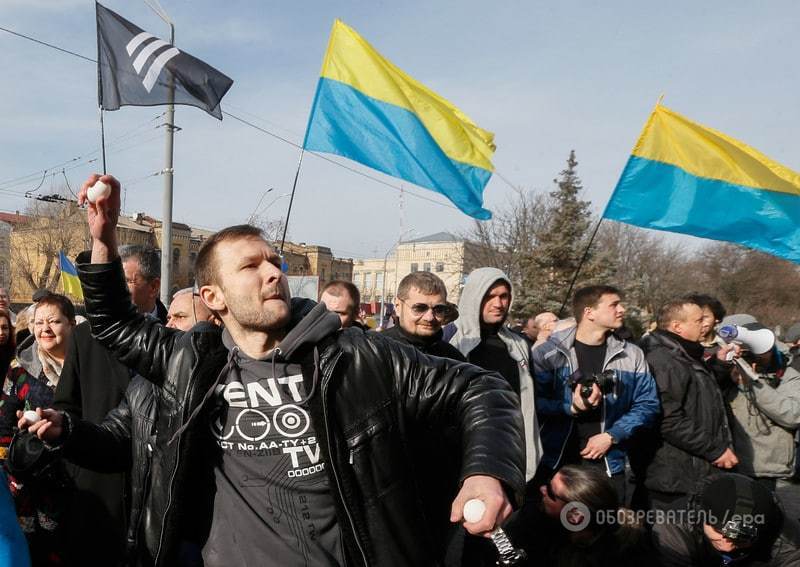 Над посольством России в Киеве подняли флаг Украины: фотофакт
