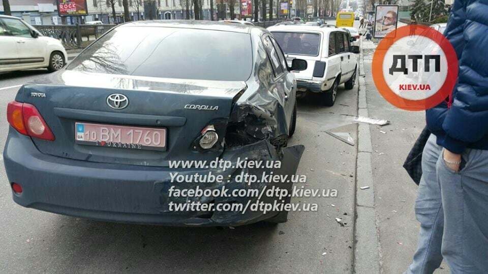 У Києві п'яний водій на BMW збив дерево і "пом'яв" 4 машини