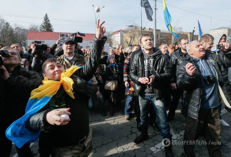 Посольство Росії в Києві закидали яйцями: фото і відеофакт