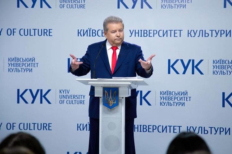 "Схемы Поплавского": поющий ректор начал учить студентов, как делать бизнес на имени