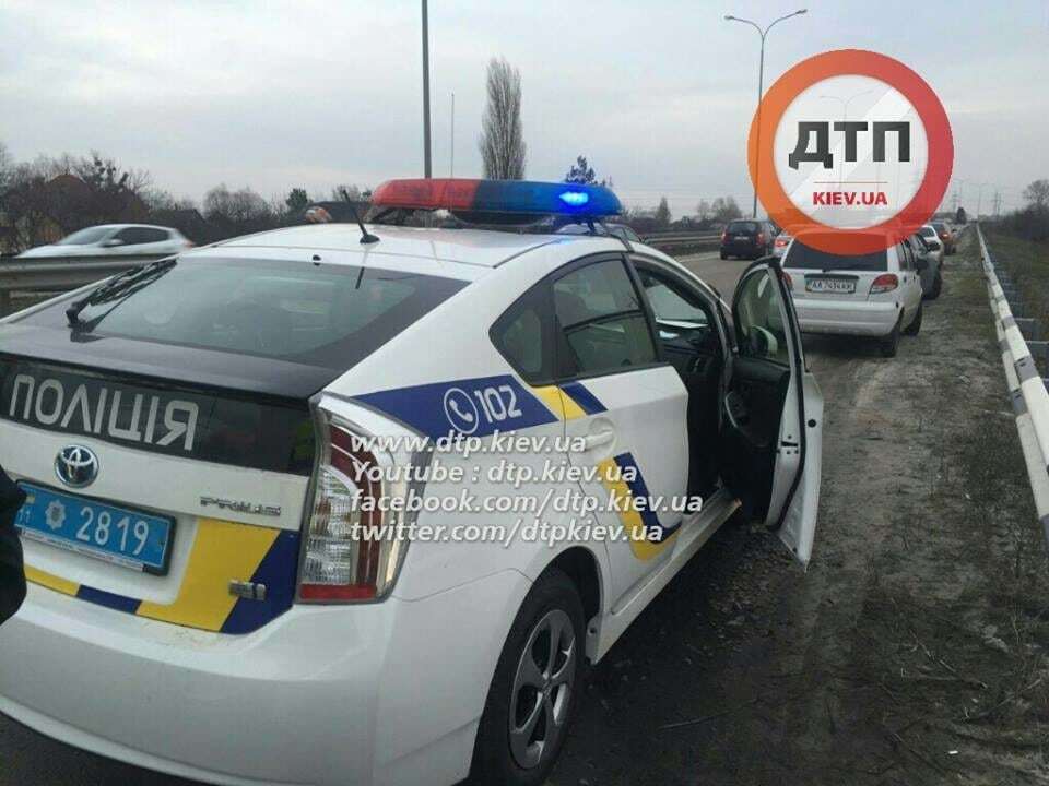 Жуткое ДТП в Киеве: Lexus сбил пешехода вместе с остановкой и вылетел с дороги