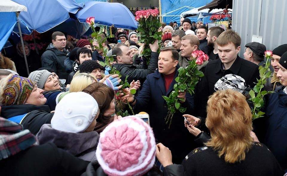 В Киеве Ляшко дарил женщинам цветы на Демеевском рынке: эмоциональные фото
