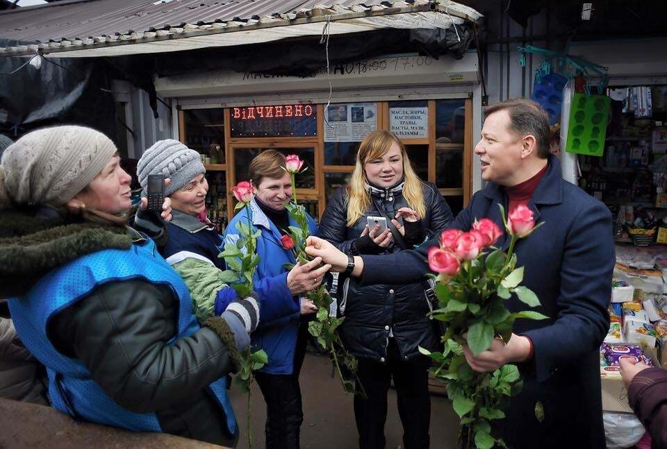 В Киеве Ляшко дарил женщинам цветы на Демеевском рынке: эмоциональные фото