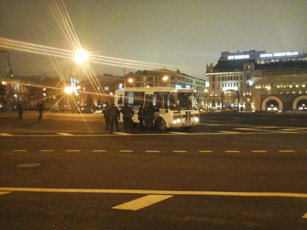 В Москве участников акции в поддержку Савченко затолкали в автозак. Фотофакт