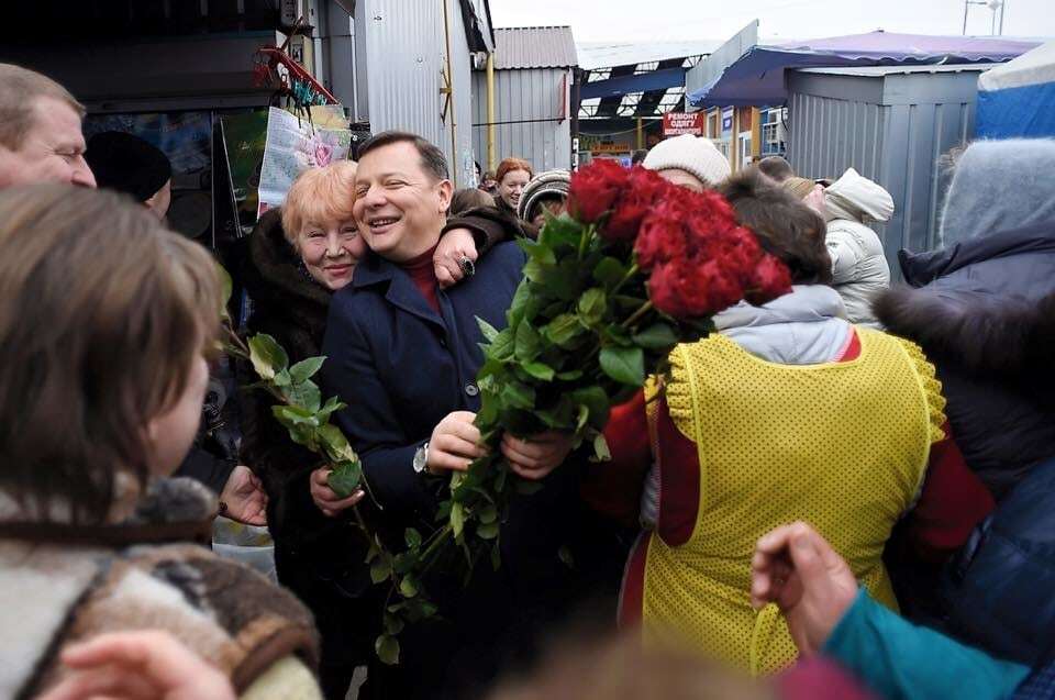 В Киеве Ляшко дарил женщинам цветы на Демеевском рынке: эмоциональные фото