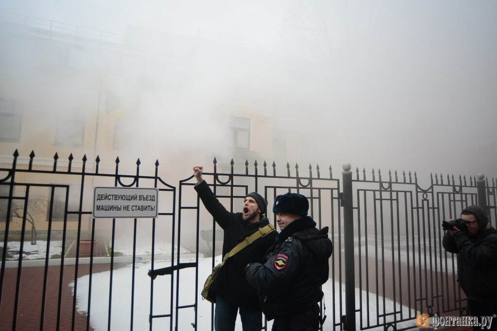 Консульство Украины в Петербурге забросали файерами и яйцами: опубликованы фото