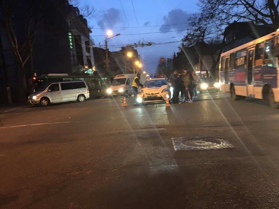 В Одесі авто поліції зіткнулося з тролейбусом