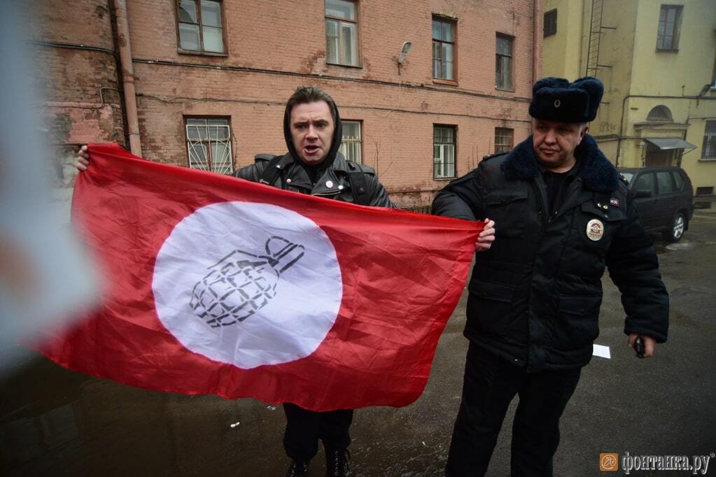 Консульство Украины в Петербурге забросали файерами и яйцами: опубликованы фото