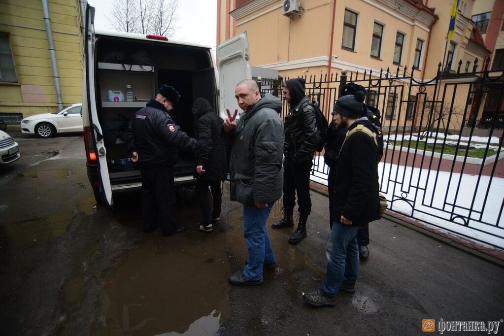 Консульство Украины в Петербурге забросали файерами и яйцами: опубликованы фото