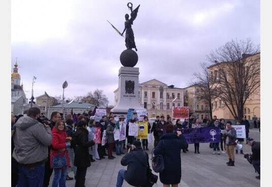 Даешь патриархат: в Харькове на митинг женщин напали "клоуны"