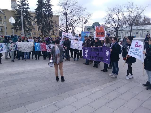 Даєш патріархат: у Харкові на мітинг жінок напали "клоуни"