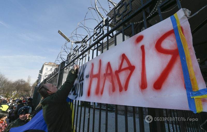 В Киеве под посольством России требовали освободить Савченко: опубликованы фото