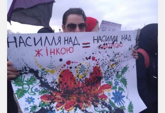 Даешь патриархат: в Харькове на митинг женщин напали "клоуны"
