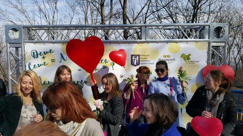 У Києві відкрили оновлений Міст закоханих