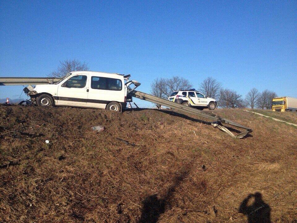 Жуткое ДТП на Киевской трассе: отбойник насквозь пробил машину. Фотофакт