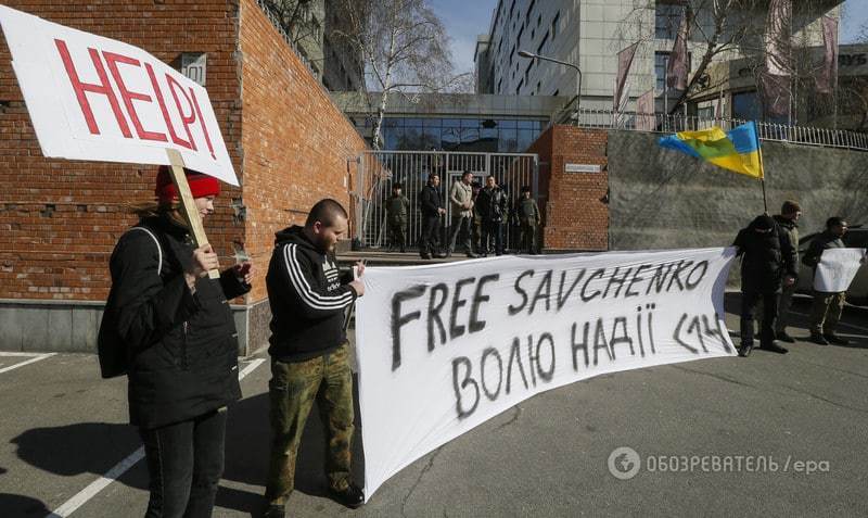 В Киеве под посольством России требовали освободить Савченко: опубликованы фото