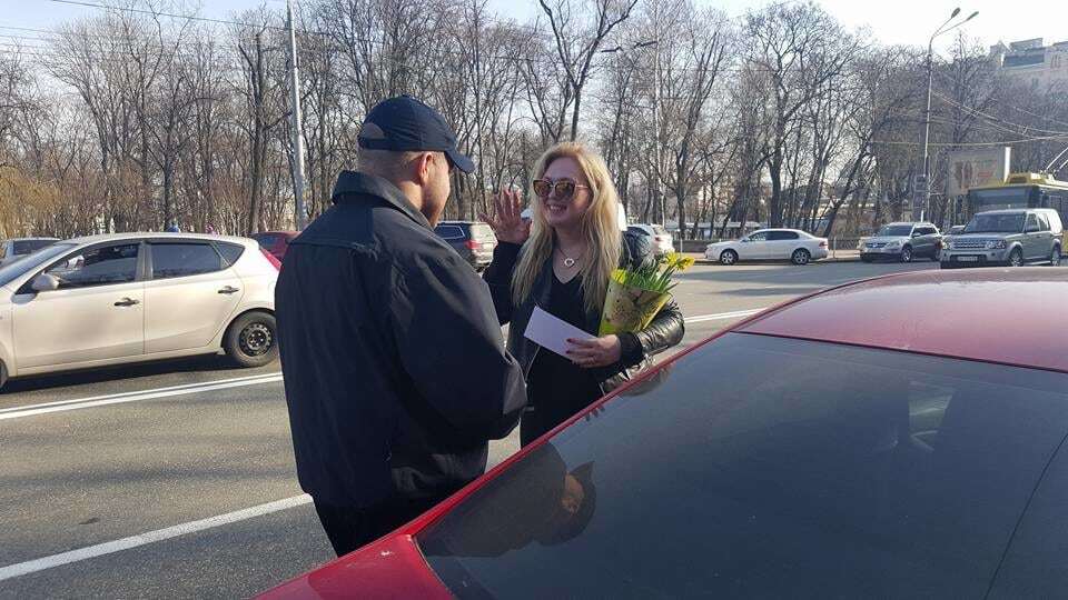 Патрульные оригинально поздравили киевлянок с 8 Марта: опубликованы фото