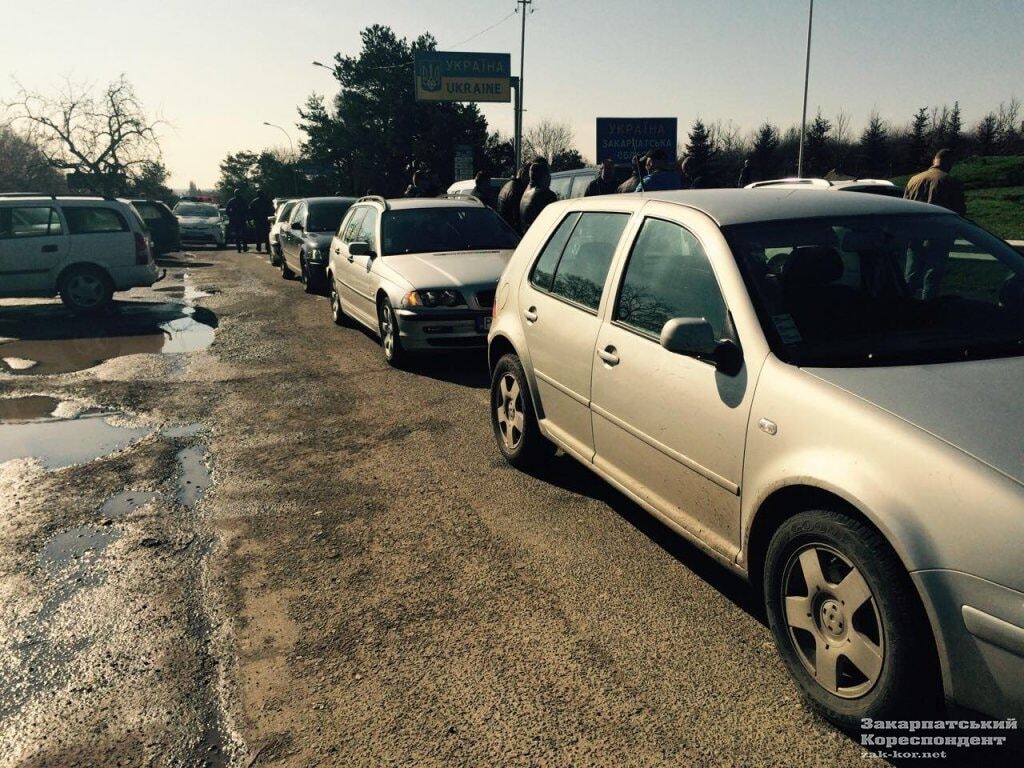 На Закарпатті розлючені водії перекрили українсько-словацький кордон: опубліковані фото