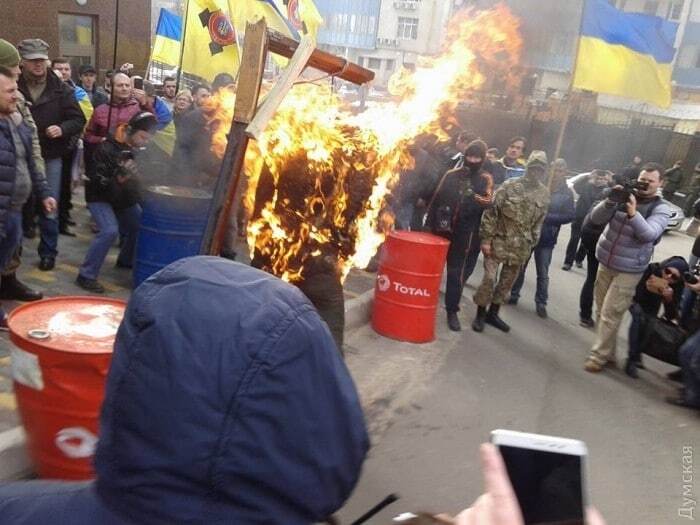 В Одессе полиция применила слезоточивый газ в ответ на штурм консульства России