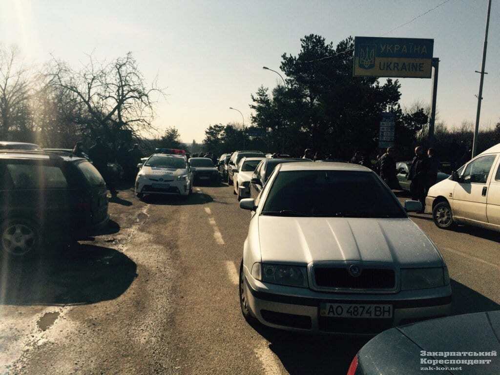 На Закарпатье разъяренные водители перекрыли украинско-словацкую границу: опубликованы фото