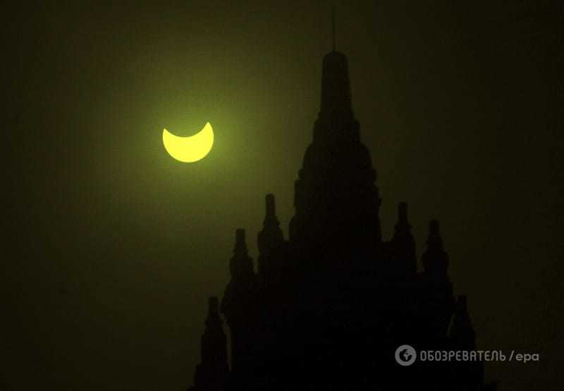 Опубликованы поразительные фото и видео полного солнечного затмения 