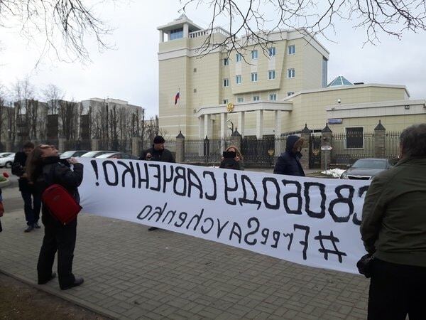 Путин – убийца: в Минске пикетировали посольство России в поддержку Савченко 