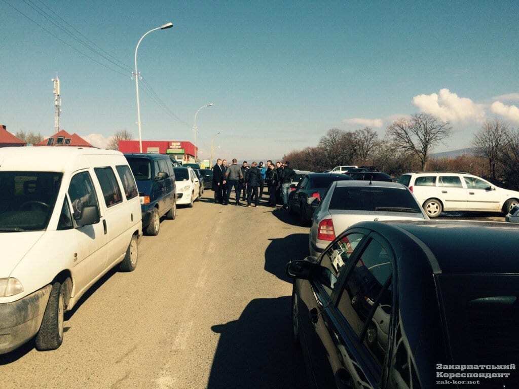 На Закарпатті розлючені водії перекрили українсько-словацький кордон: опубліковані фото