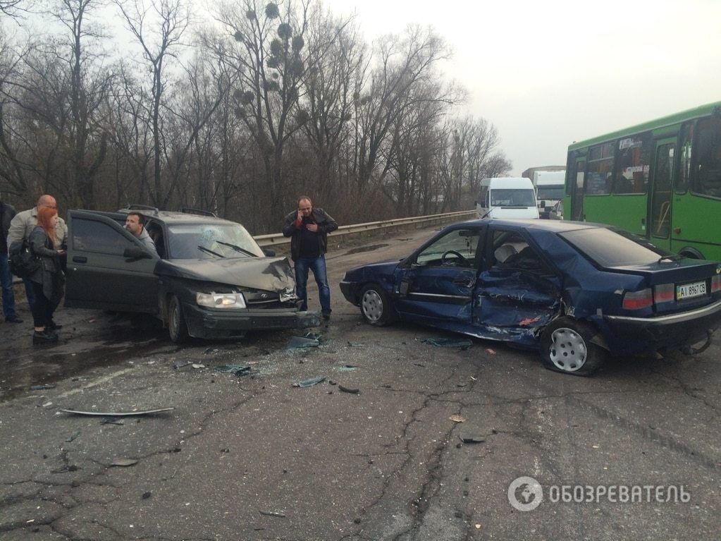 Масштабна ДТП під Києвом: водій протаранив дві машини на зустрічній