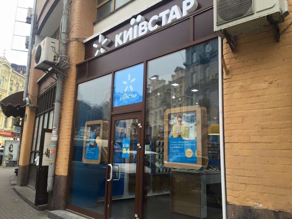 Уже не пестрят: в соцсети одобрили вывески-близняшки в центре Киева