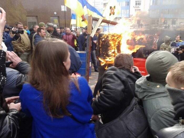 В Одесі поліція застосувала сльозогінний газ у відповідь на штурм консульства Росії