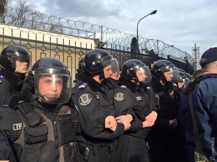 В Одесі поліція застосувала сльозогінний газ у відповідь на штурм консульства Росії