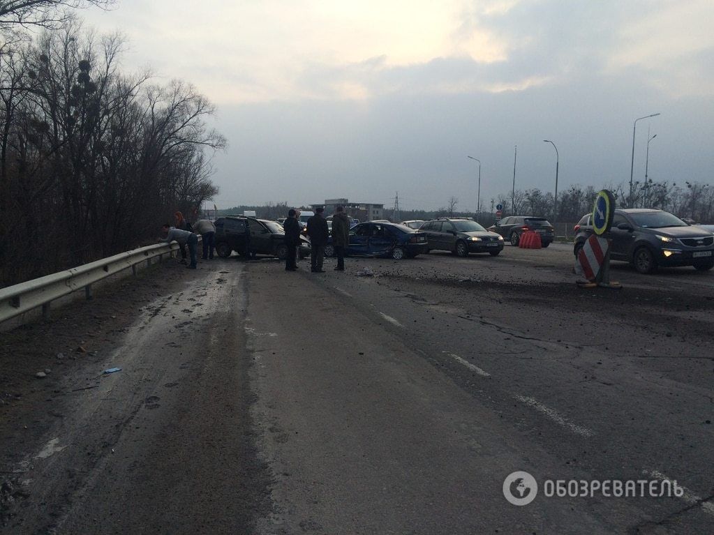 Масштабна ДТП під Києвом: водій протаранив дві машини на зустрічній