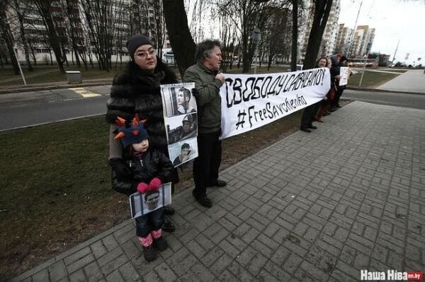 Путин – убийца: в Минске пикетировали посольство России в поддержку Савченко 