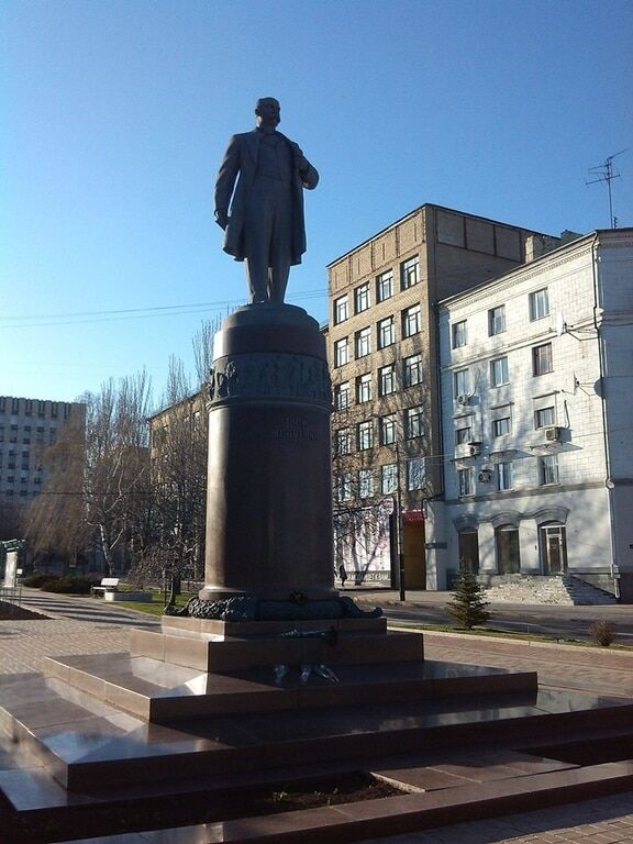 "На свой страх и риск": жители Донецка принесли цветы к памятнику Кобзарю