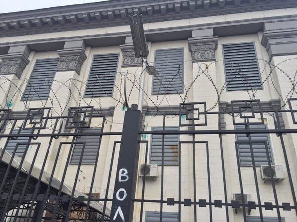 В Киеве посольство России забросали йодом и яйцами