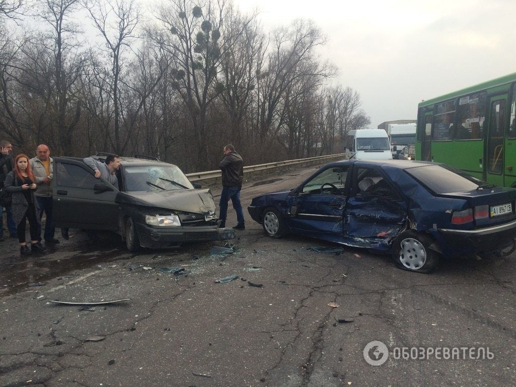 Масштабна ДТП під Києвом: водій протаранив дві машини на зустрічній