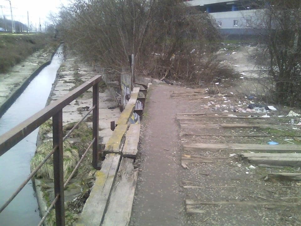 В Киеве возле торгового центра устроили мусорную свалку: опубликованы фото