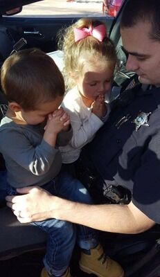 Фото детей полицейского тронет ваше сердце