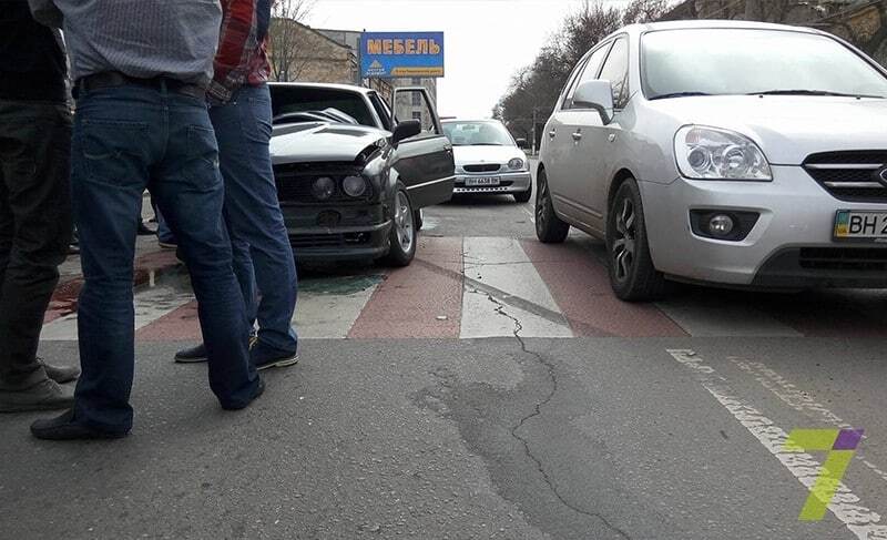 В Одессе BMW на огромной скорости врезался в маршрутку: есть пострадавшие