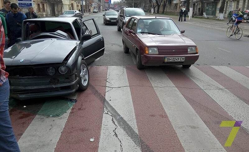 В Одесі BMW на величезній швидкості врізався в маршрутку: є постраждалі