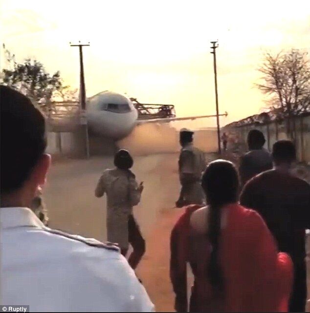 В индийском аэропорту кран упал на самолет. Опубликованы фото и видео