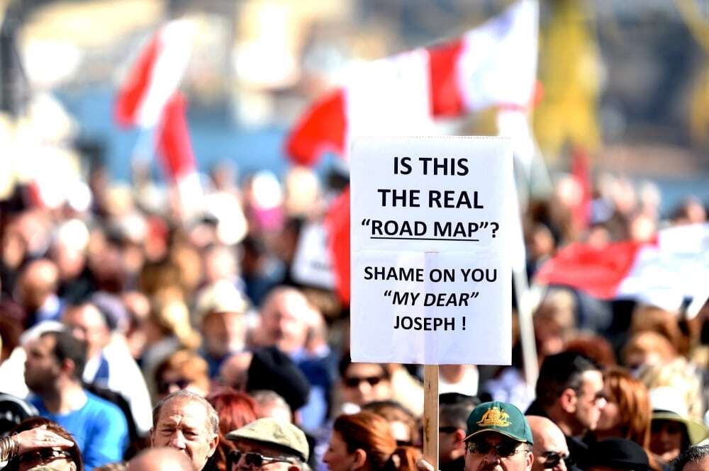 "Панамские документы": на Мальте тысячи людей требовали отставки премьера