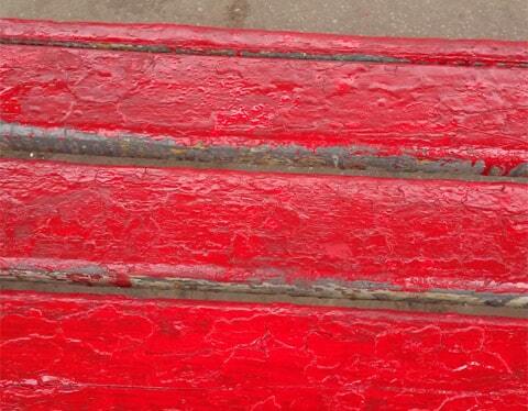 У Києві почали перефарбовувати зупинки в червоний колір: фотофакт