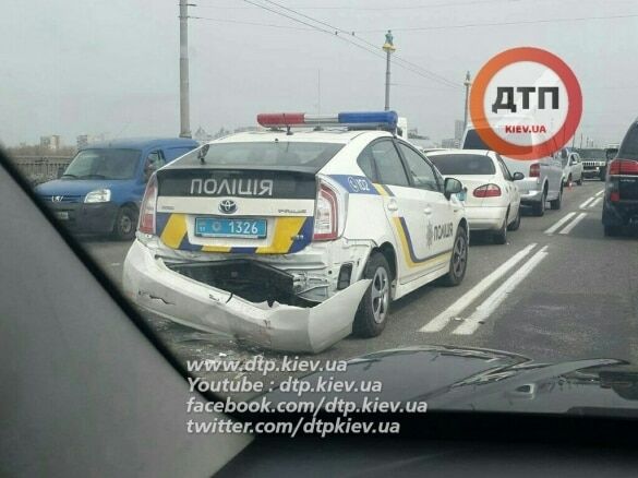 У Києві автомобіль поліції потрапив у ДТП: опубліковані фото