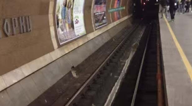 ЧП в киевском метро: очевидцы пытались остановить поезд, но безуспешно