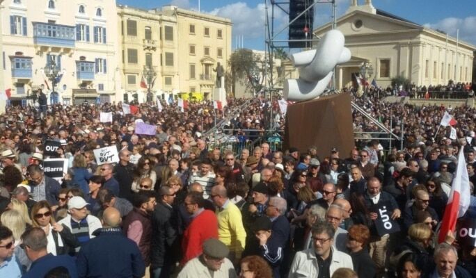 "Панамские документы": на Мальте тысячи людей требовали отставки премьера