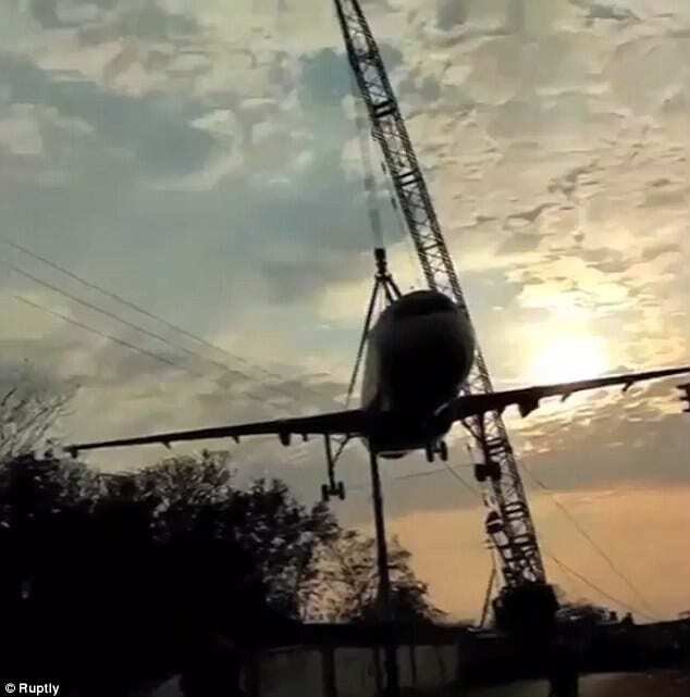 В индийском аэропорту кран упал на самолет. Опубликованы фото и видео