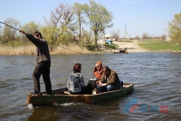 В Луганской области не работают КПВВ: функционирует только водная переправа. Фотофакт